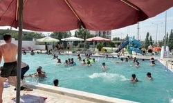IĞDIR’DA SICAKLARDAN BUNALAN VATANDAŞLAR AKUAPARKA AKIN ETTİ