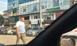 BELEDİYE MEYDANI'NDA ARAÇLARI DURDURUP VATANDAŞLARDAN PARA İSTİYOR