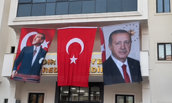 Iğdır Belediyesine Atatürk, Türk Bayrağı ve Cumhurbaşkanı Erdoğan’ın Posteri Asıldı