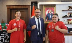 IĞDIRLI BOKSÖRLERDEN BÜYÜK GURUR: TÜRKİYE ŞAMPİYONLUĞU VE İKİNCİLİĞİ IĞDIR’A GELDİ