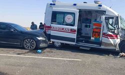 Ambulans, tır ve otomobilin karıştığı kazada 3 kişi yaralandı