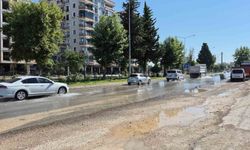 Ana şebeke borusu patladı, yol göle döndü