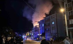 Apartmanda çıkan yangında alevler geceyi aydınlattı: Patlama sesleri paniğe neden oldu