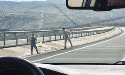 Iğdır’da Uluslararası Karayolunda Tehlikeli Görüntü: Çocuklar Araçların Önüne Atlayarak Su Satıyor