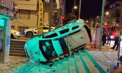 Otomobille çarpışan polis aracı yan yattı: 2'si bekçi 3 yaralı