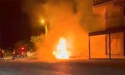 Park halindeki elektrikli araç alev alev yandı
