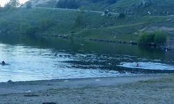 Sıcaktan bunalan gençler Çıldır Gölü'nde serinliyor