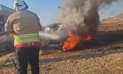 Tarla sürerken yanmaya başlayan traktör kullanılamaz hale geldi