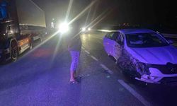 Tır ile otomobilin çarpıştığı kaza güvenlik kamerasına yansıdı