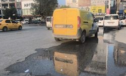 BELEDİYE MEYDANI’NDA BORU PATLADI SU BOŞA AKIYOR