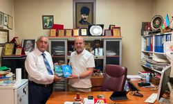 Nahçıvanlı Şair Süleyman Rzazade Kitaplarını Takdim Etti