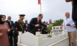 IĞDIR’DA ZAFER BAYRAMINDA ŞEHİT KABİRLERİNE KARANFİL BIRAKILDI