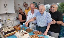 Asrı geride bıraktı, 101 yaşına komşularının alkışlarıyla girdi