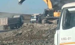 Demir yolu inşaatında iş makinesi yandı