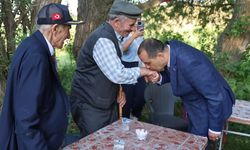 Iğdır Valisi M. Fırat Taşolar Şehit Babasının Elini Öptü