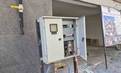 Kapağı açık bırakılan elektrik panosu korkutuyor
