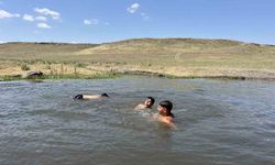 Kars'ta sıcaklık 30 dereceyi buldu, Çocuklar dereleri 'Denize' çevirdi