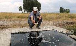 Kuyudan çıkan suyun köpükleri alev alıyor, elleri yumuşatıyor