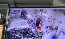 Motosikletin dükkana girdiği kazanın görüntüleri ortaya çıktı