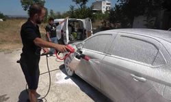 Sokakta gördüğü kirli araçları habersizce yıkıyor...Araç sahiplerine sürpriz yapıyor