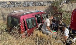 Ticari araç dere yatağına uçtu: 2 yaralı