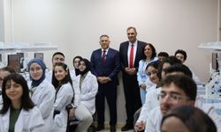 Rektör Gürel, Geleceğin Diş Hekimlerinin İlk Ders Heyecanına Ortak Oldu