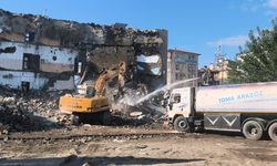 IĞDIR’DA DEPREME DAYANIKSIZ OKULLARIN YIKIMI SÜRÜYOR: ZİYA GÖKALP ORTAOKULU DA YIKILMAYA BAŞLANDI