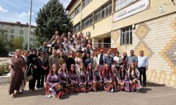 40 yıl sonra aynı okul bahçesinde buluştular