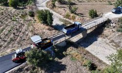 6 kilometrelik yolu sıcak asfaltla buluşturuyor