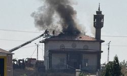 Caminin çatısında çıkan yangın paniğe neden oldu