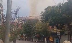 Giyim mağazasının çatısında yangın çıktı