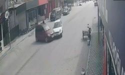 İki otomobilin çarpıştığı kaza kamerada: 2 yaralı