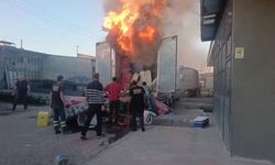 Kars'ta nakliye kamyonu alev alev yandı: Ev eşyaları kullanılamaz hale geldi