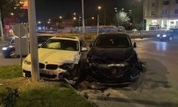 Kavşakta otomobiller çarpıştı: 2 yaralı