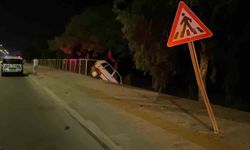 Kaza yapan otomobil asılı kaldı: 2 yaralı