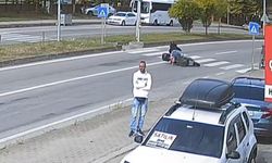 Kırmızı ışığı son anda fark etti, motosikletten düştü