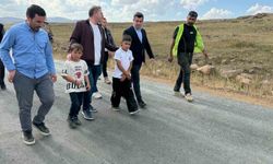Köy yollarını inceledi, çocuklar yalnız bırakmadı