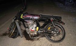 Motosiklet trafik levhasına çarptı