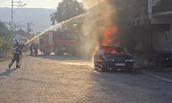 Yanan otomobilin alevleri balkondaki çamaşırları tutuşturdu