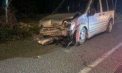 IĞDIR–KARAKOYUNLU YOLUNDA KORKUTAN KAZA! OTOMOBİLİN ÖNÜ TANINMAZ HALE GELDİ