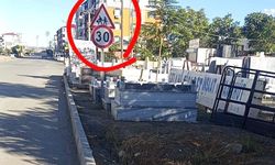 Okul Yolu, Ama Kaldırım Yok