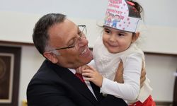 Öğrencilerden Rektör Gürel’e “Sıfır Atık” Temalı Cumhuriyet Hediyesi
