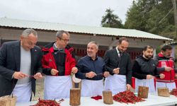 Acı biberi yiyerek yarıştılar