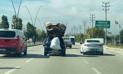 Bursa'da otomobilin üzerine yüklediği kartonlarla trafikte ilerledi