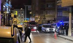 Çatıya çıkan firari şahıs ikna edilerek gözaltına alındı