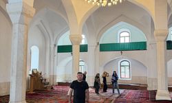 AĞDAM’DA CAMİ MİNARESİNDEN GÖZETLEME, İBADETHANEDE DOMUZ VE HAYVANLAR!