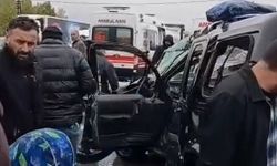 Hafif ticari araç çarpıştı: 2 yaralı
