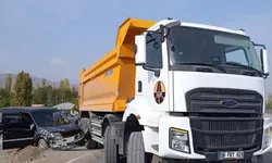 TUZLUCA’DA KAMYON İLE HAFİF TİCARİ ARAÇ ÇARPIŞTI!