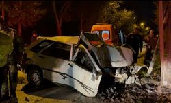 Kontrolden çıkan araç duvara çarptı: Sıkıştığı araçtan böyle kurtarıldı