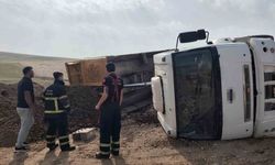 Kum yüklü kamyon devrildi: 1 yaralı